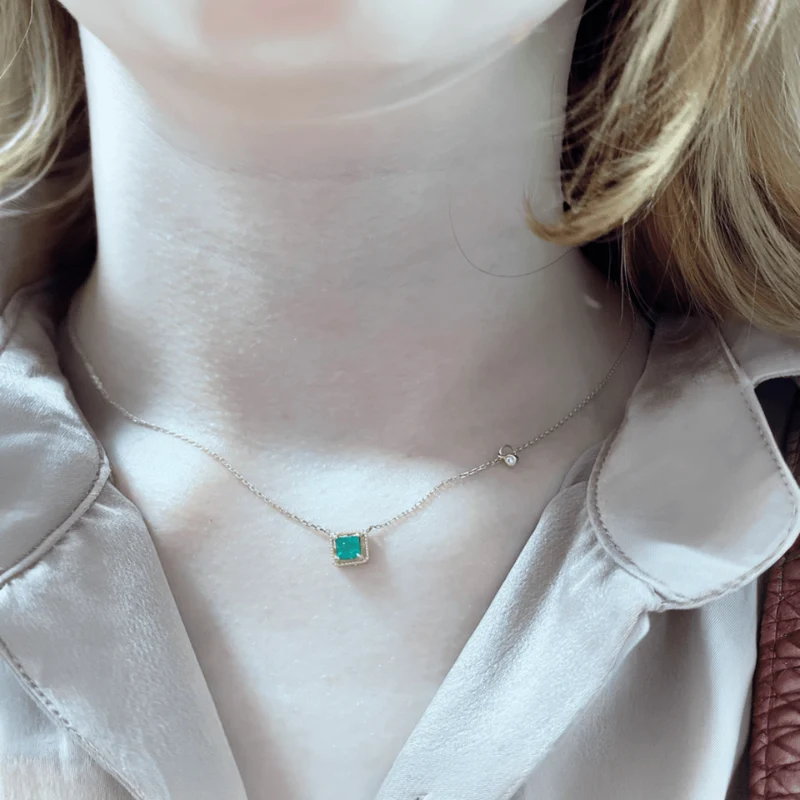 Charismatische Halskette mit goldenem Smaragdanhänger