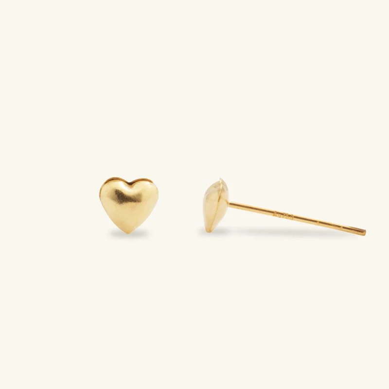 Glänzende goldene Herz-Ohrstecker