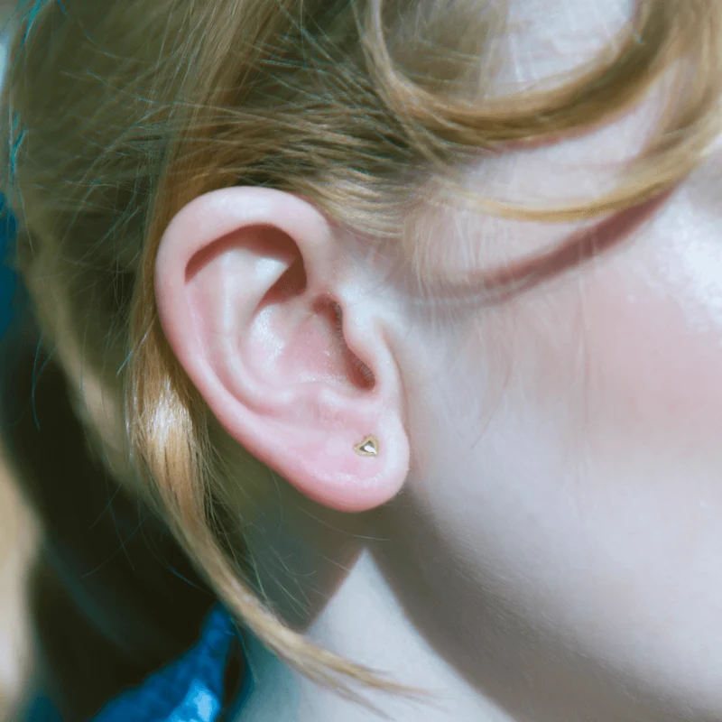 Glänzende goldene Herz-Ohrstecker