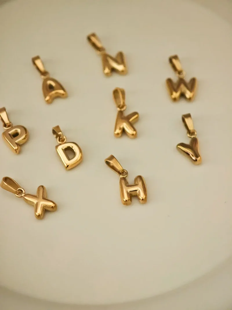 Bubble Letter Charm Halskette
