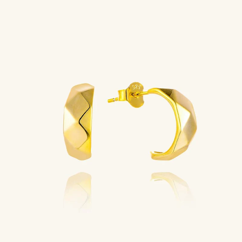 Goldene funkelnde Ohrstecker