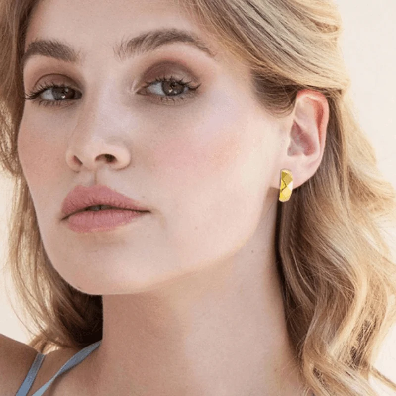 Goldene funkelnde Ohrstecker