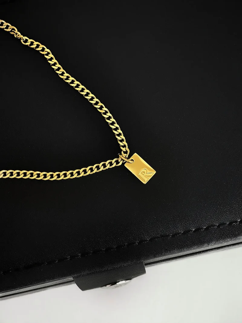 Slim Letter Chain Gold