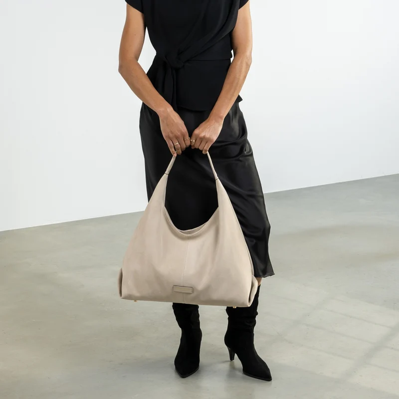 Isabel Bernard Honoré Grace cremefarbene Wildleder-Schultertasche IB25093-170
