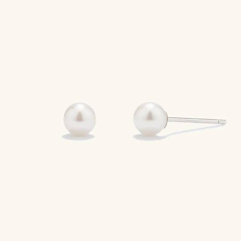 Charmante Süßwasserperlen-Ohrstecker, 4.5–5 mm