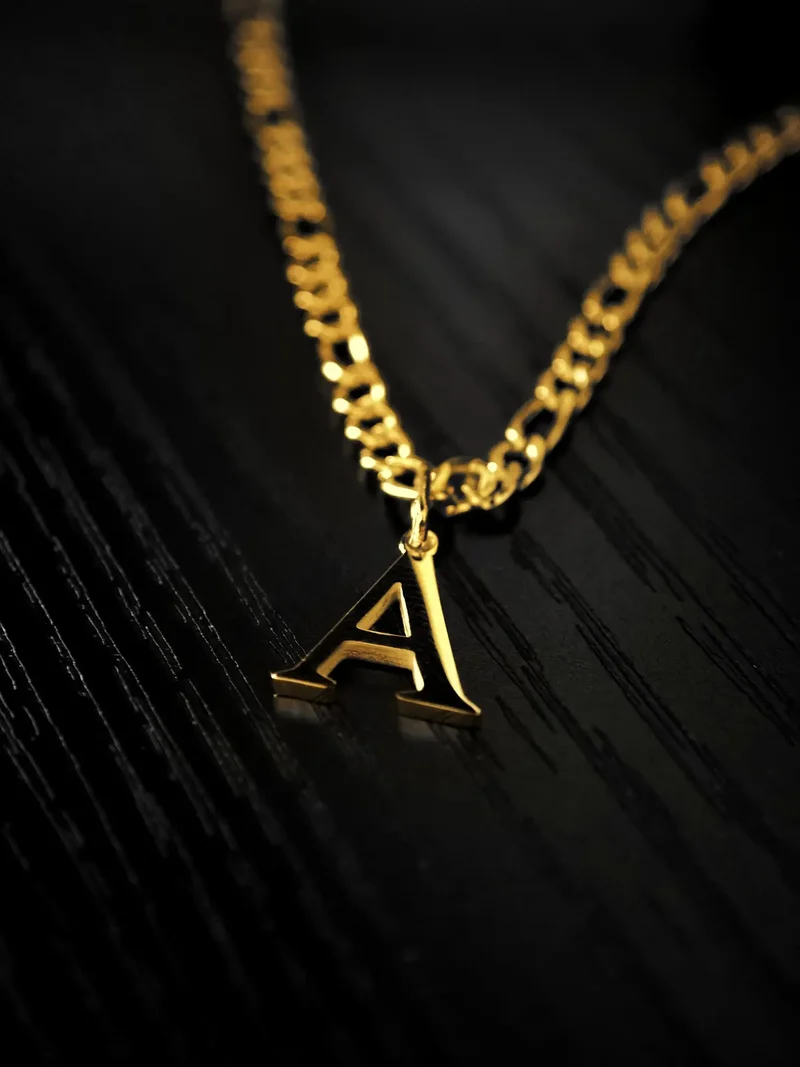 Slim Figaro Letter Chain Gold