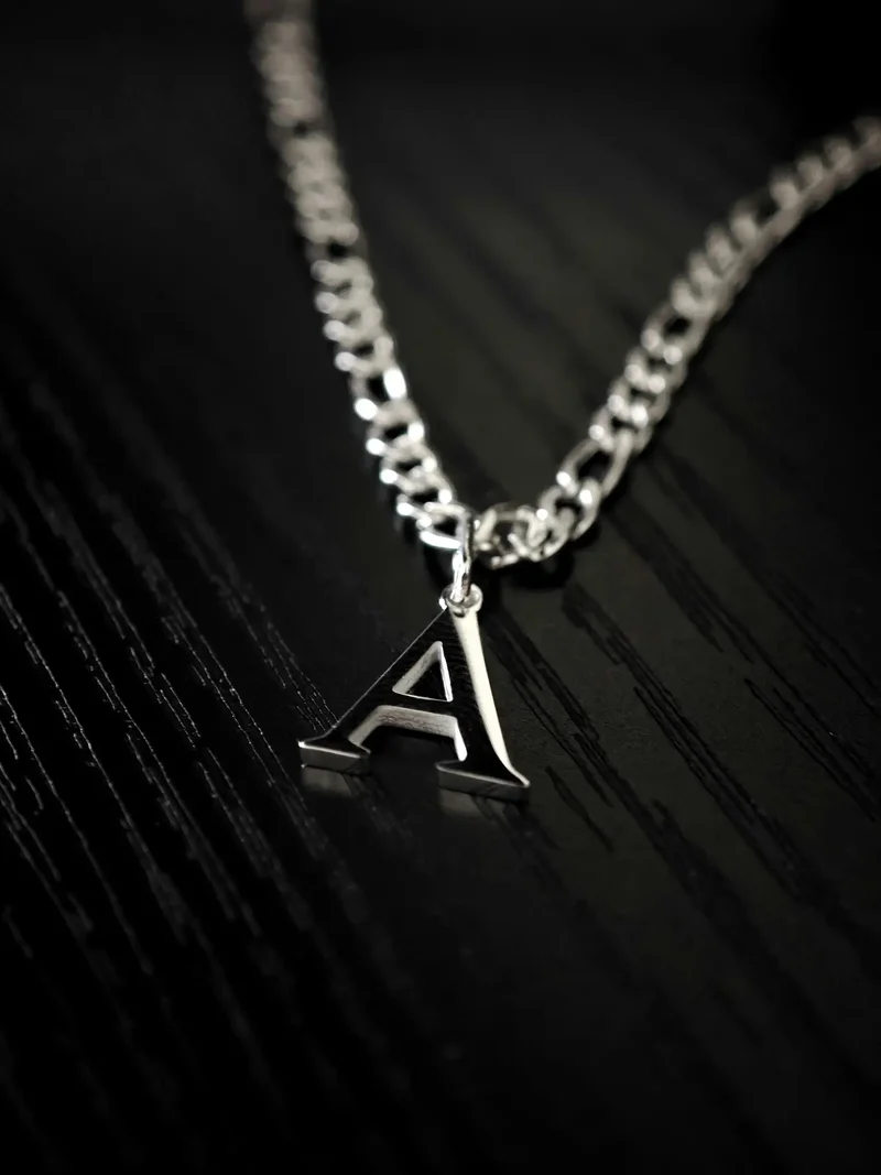 Slim Figaro Letter Chain Gold