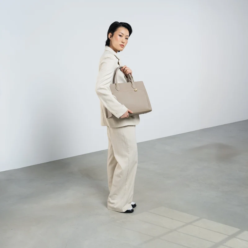 Isabel Bernard Honoré Nadine taupefarbene Handtasche aus Kalbsleder mit 13-Zoll-Laptopfach IB25110-078-13