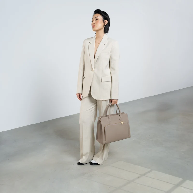 Isabel Bernard Honoré Nadine taupefarbene Handtasche aus Kalbsleder mit 13-Zoll-Laptopfach IB25110-078-13