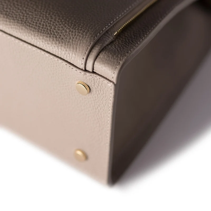 Isabel Bernard Honoré Nadine taupefarbene Handtasche aus Kalbsleder mit 13-Zoll-Laptopfach IB25110-078-13