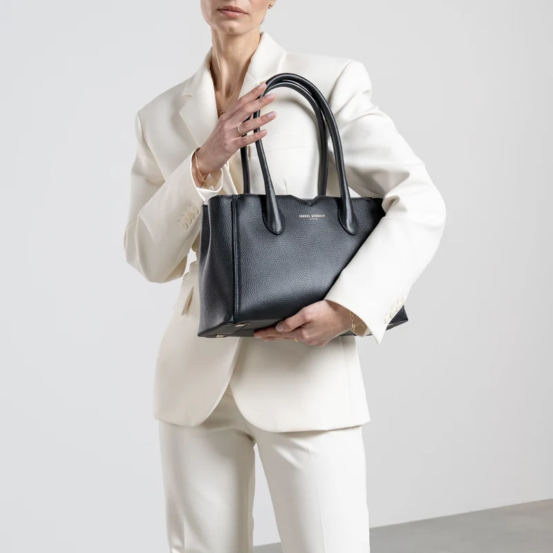 Isabel Bernard Honoré Cloe Midi Schwarze Handtasche aus Kalbsleder IB25082-001