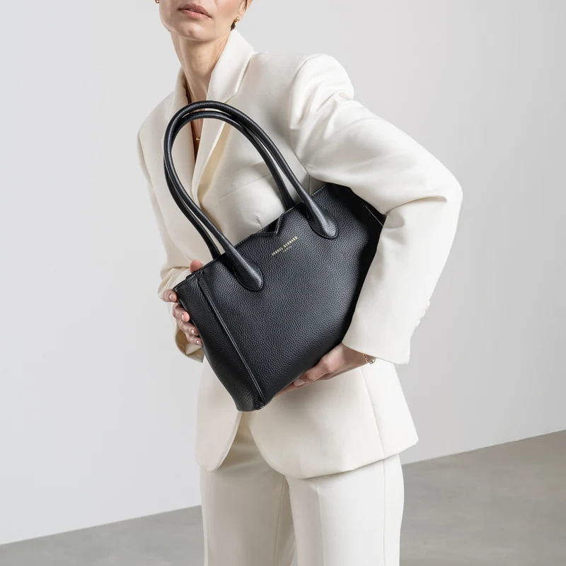 Isabel Bernard Honoré Cloe Midi Schwarze Handtasche aus Kalbsleder IB25082-001