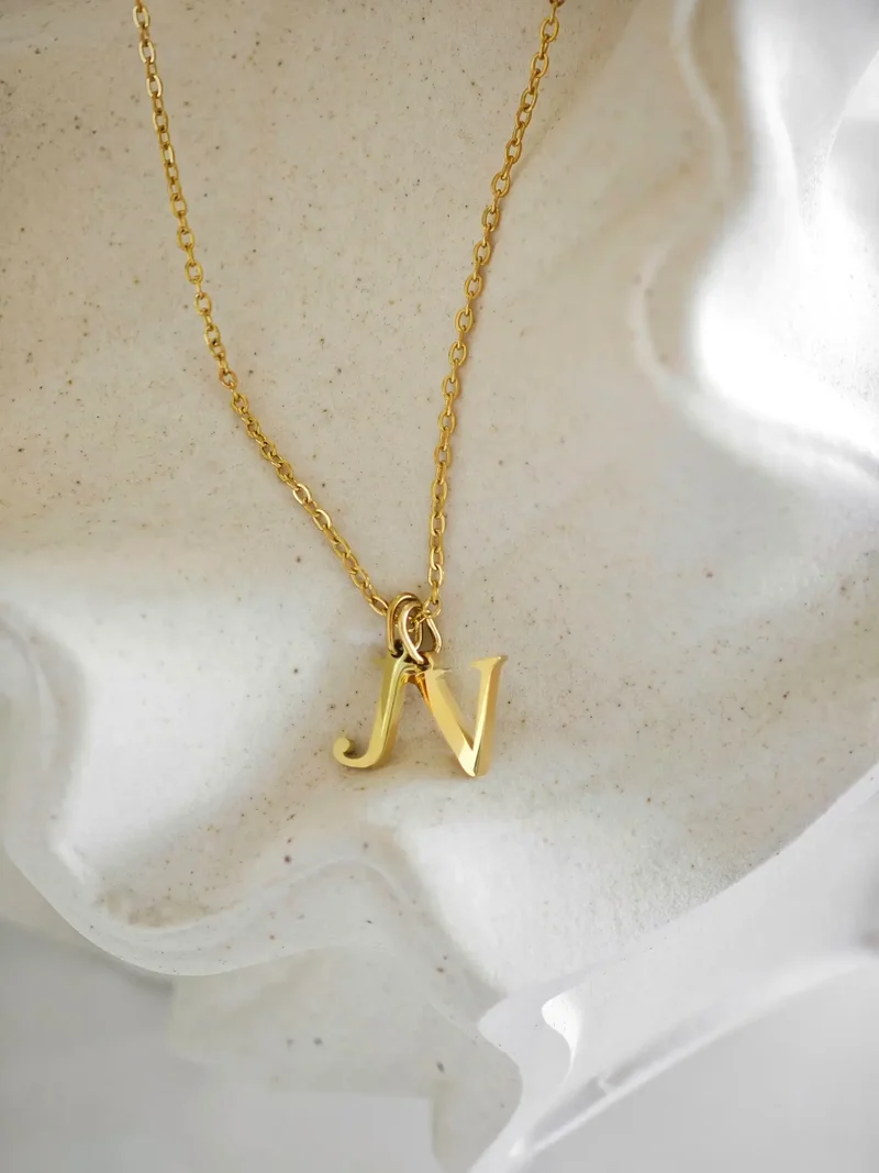 Buchstaben Charm Halskette