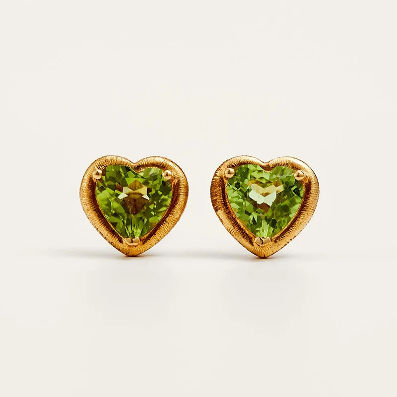 Charismatische Herz-Ohrstecker aus Gold mit Peridot
