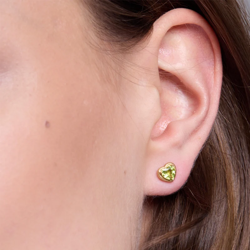 Charismatische Herz-Ohrstecker aus Gold mit Peridot