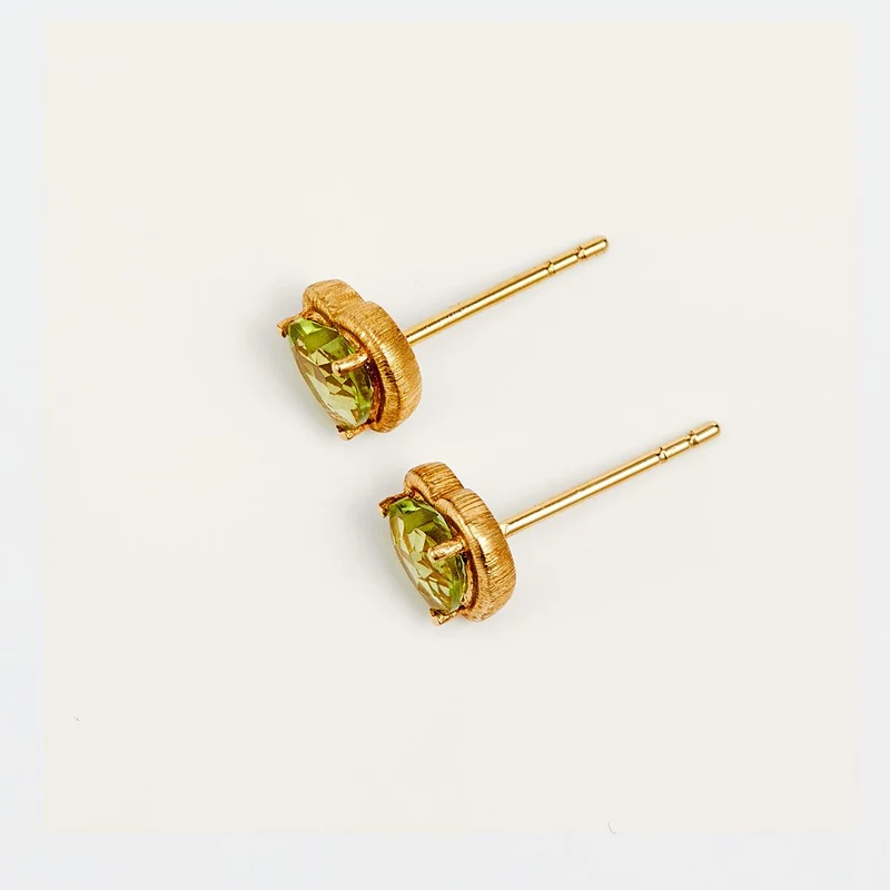 Charismatische Herz-Ohrstecker aus Gold mit Peridot