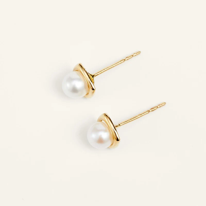 Glänzende goldene Perlenohrstecker