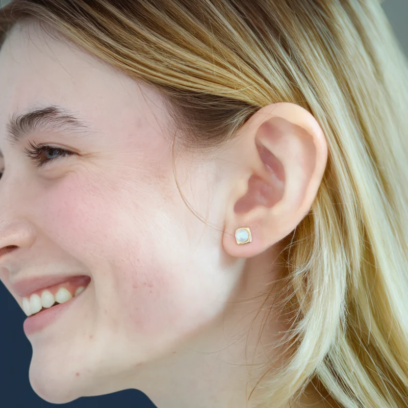 Glänzende goldene Perlenohrstecker