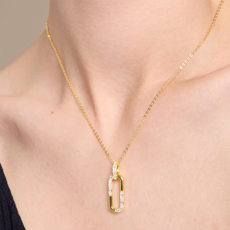 Halskette mit goldenem Pin-Anhänger