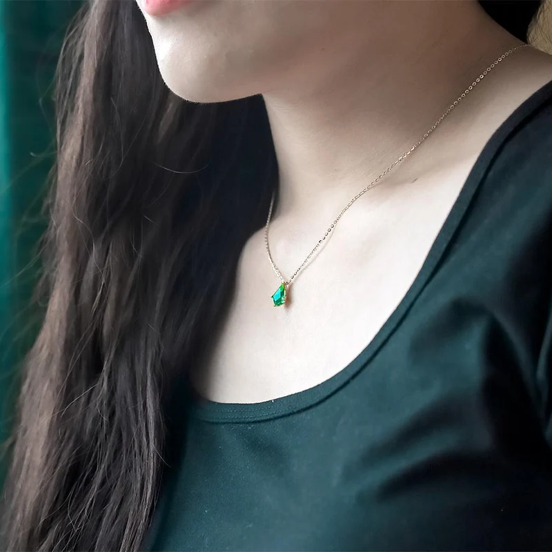 Zierliche Halskette mit Premium-Edelstein im Drachenschliff