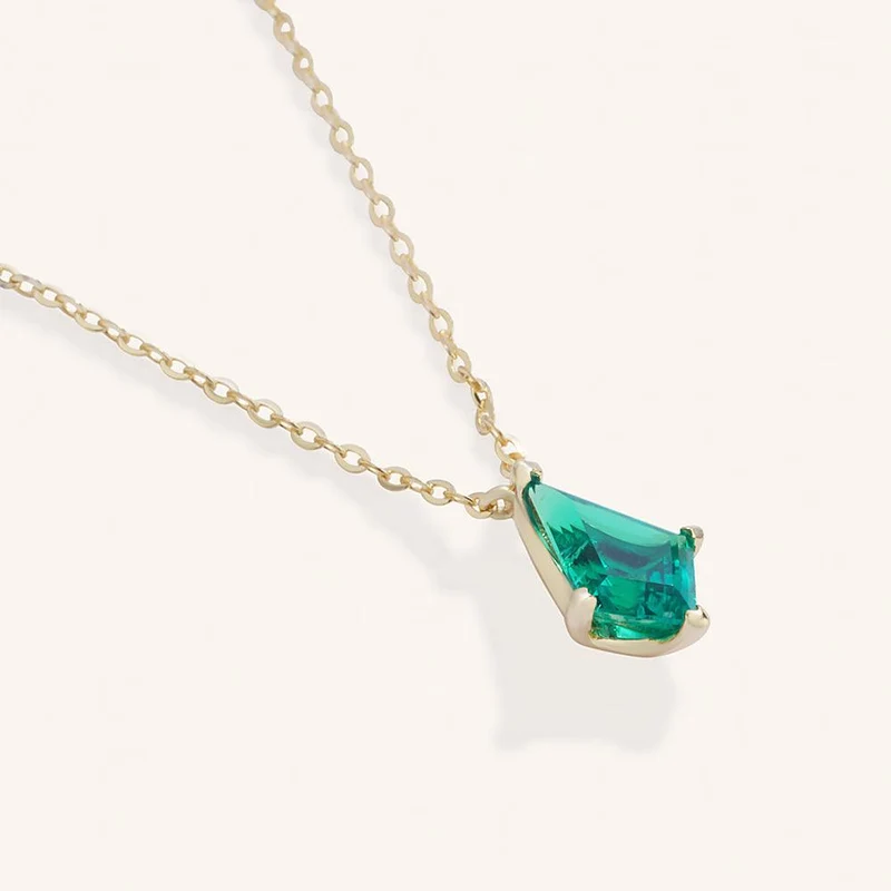 Zierliche Halskette mit Premium-Edelstein im Drachenschliff