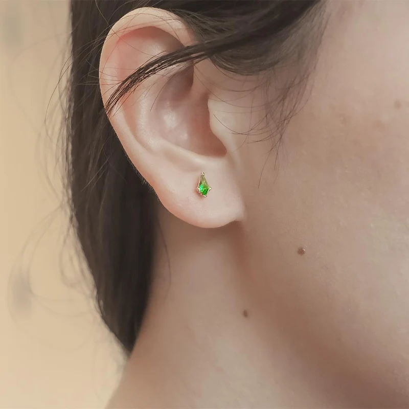 Zierliche Ohrstecker mit Premium-Edelstein im Drachenschliff