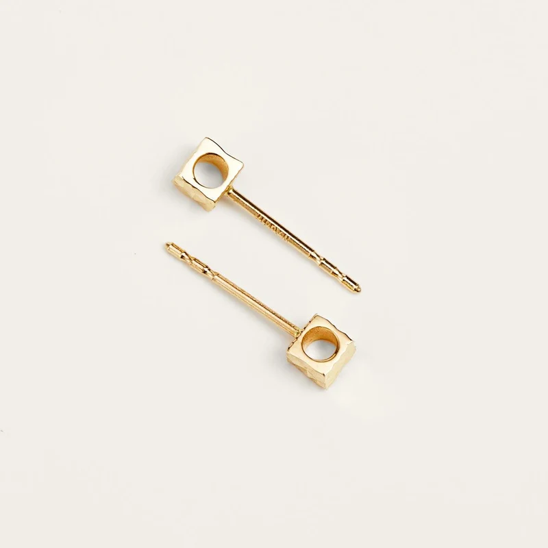 Geometrische quadratische goldene Ohrstecker