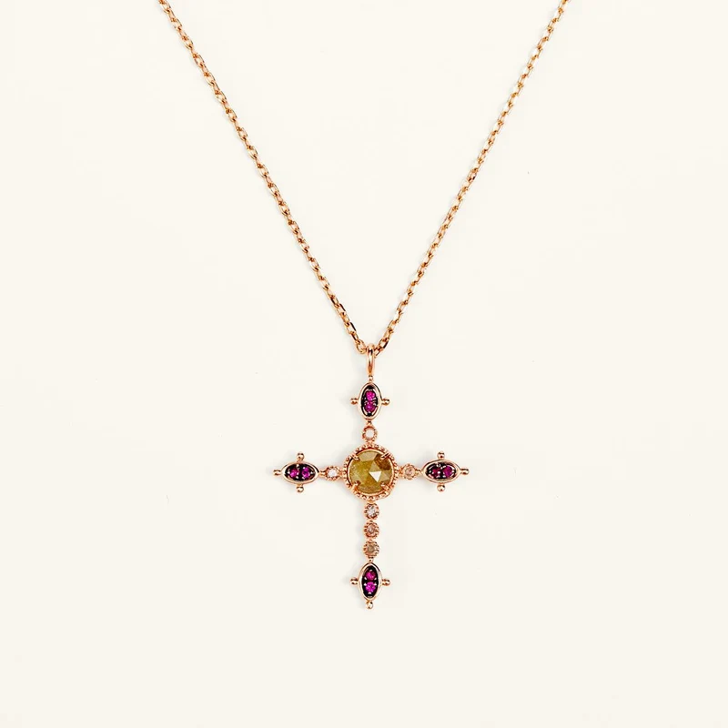 Halskette mit Kreuzanhänger in Roségold – Eleganz