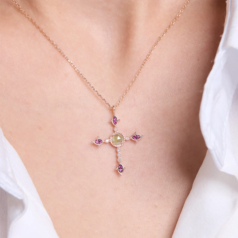 Halskette mit Kreuzanhänger in Roségold – Eleganz
