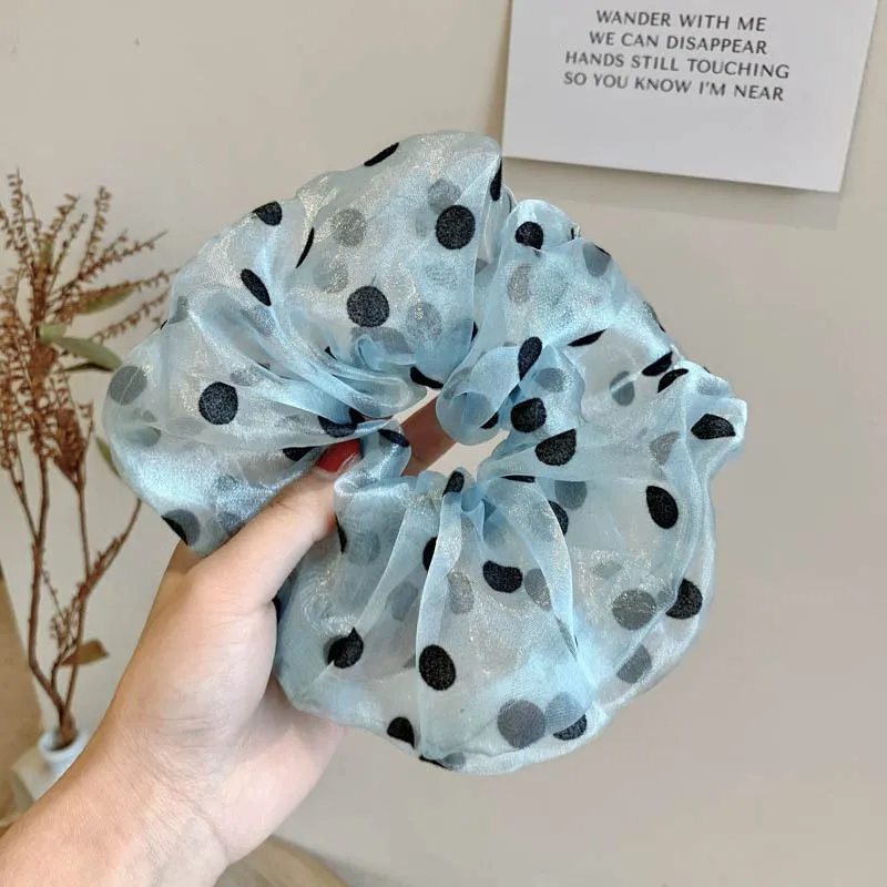 Scrunchie XL – Himmelblau mit schwarzen Punkten aus Organza