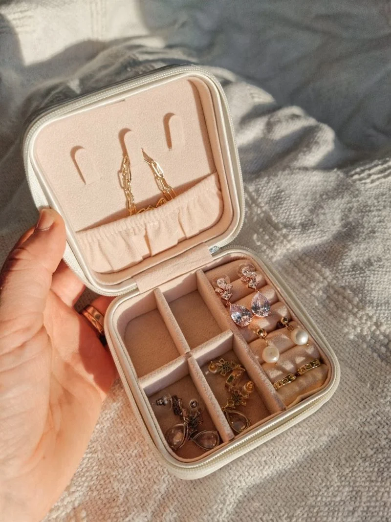 Schmuckkästchen für Ohrringe & Ringe – UNIQ Kunstleder Weiß