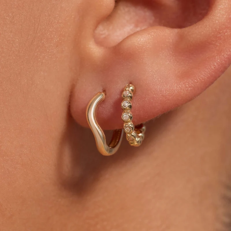 Beloro Jewels Monte Napoleone Elena 9 Karat Gold Creolen mit Zirkonia-Steinen (8,3 mm) BO360114
