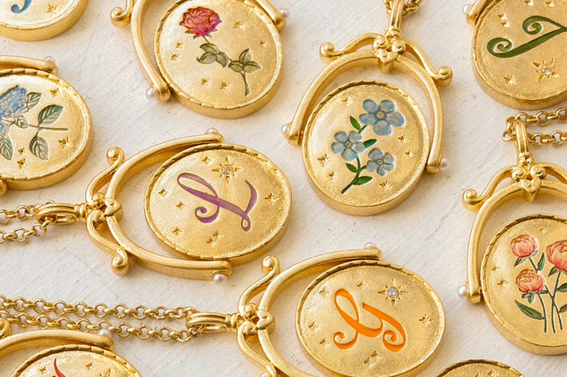 A Initial Anemone Gold Spinner Necklace