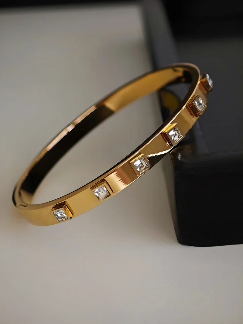 Glossy Cube Armreif