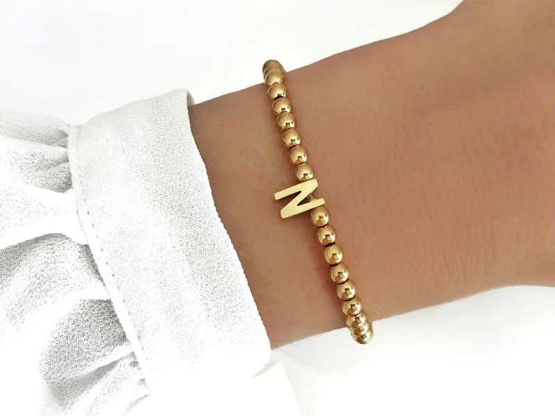 Perlenarmband mit Buchstabe