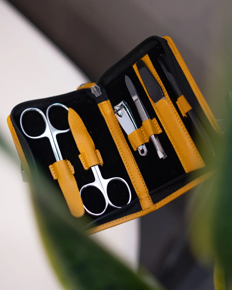 6 tlg. Maniküre-Set mit 2 Scheren und Nagelclip