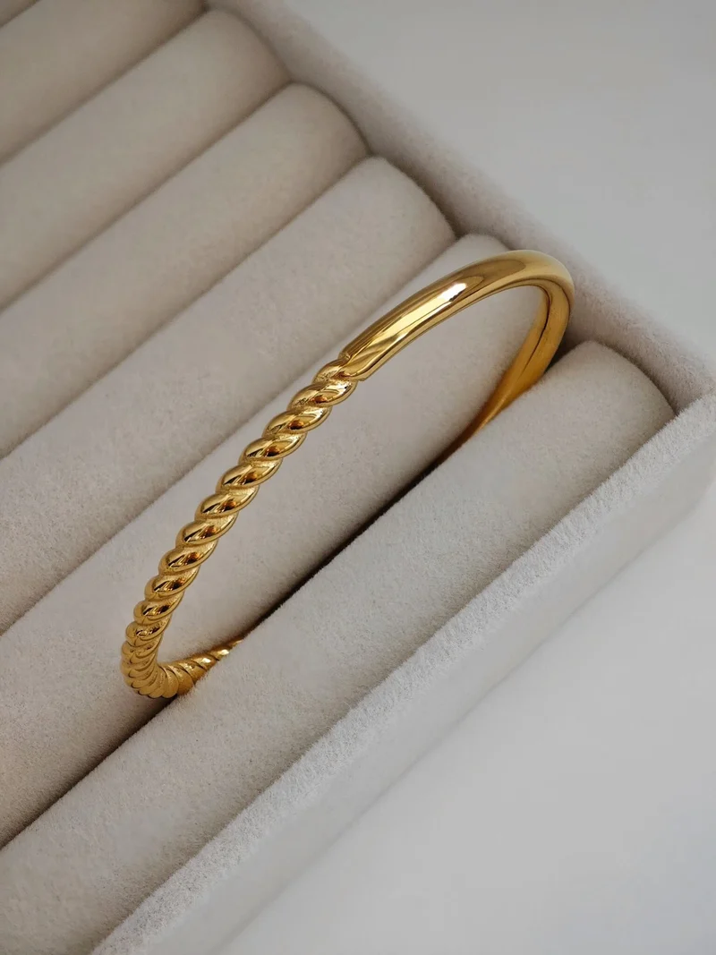 Classy Twist Armreif