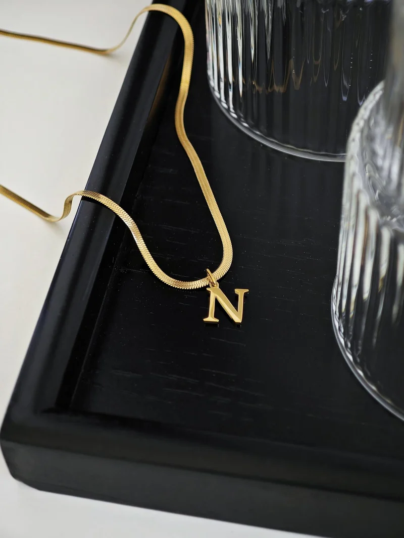 Sleek Letter Halskette