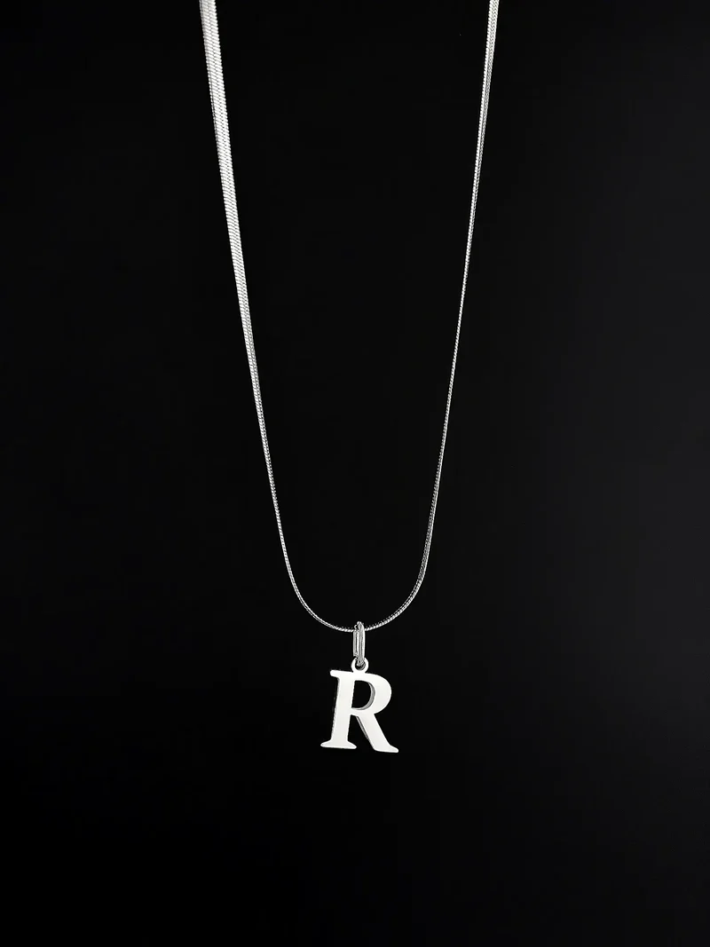 Sleek Letter Halskette