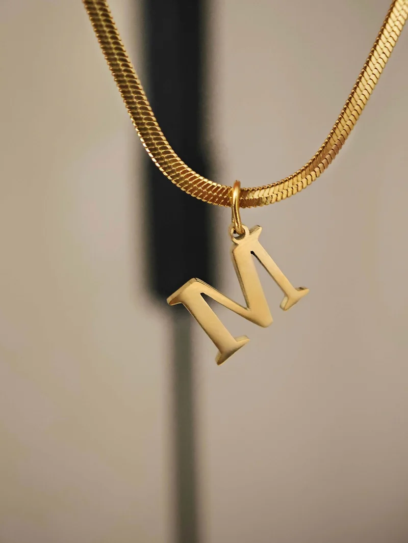 Sleek Letter Halskette