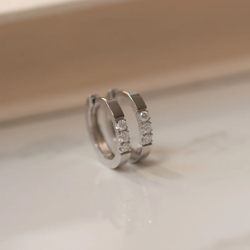 Isabel Bernard De la Paix Madeline 14 Karat | Weißgold Reif-Ohrringe | Diamant 0.15 Karat | IBD360017