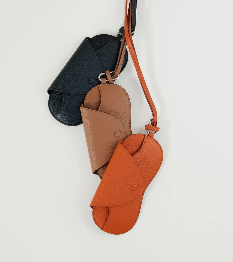 Etui à lunettes charms en cuir grainé