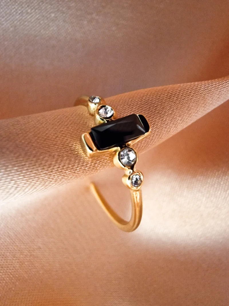 Noir Blanche Ring