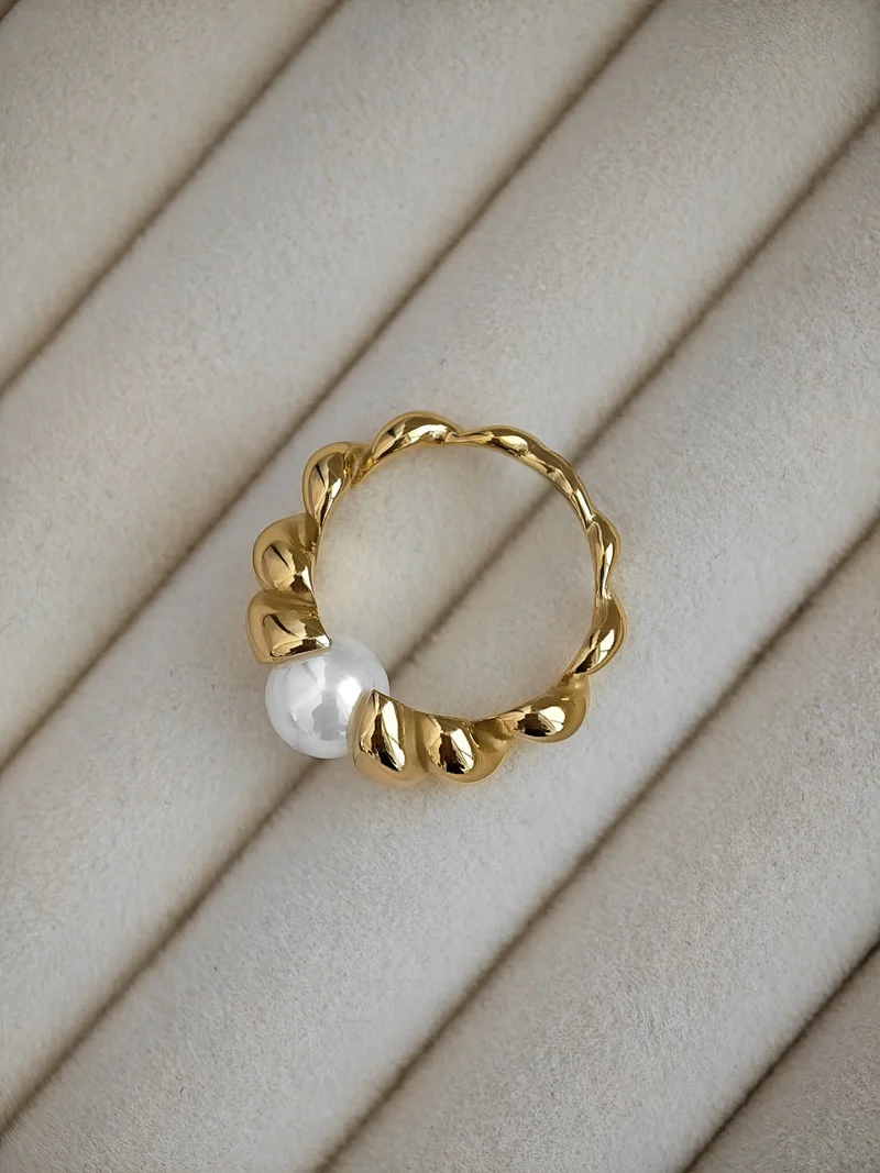 Sweet Pearl Croissant Ring