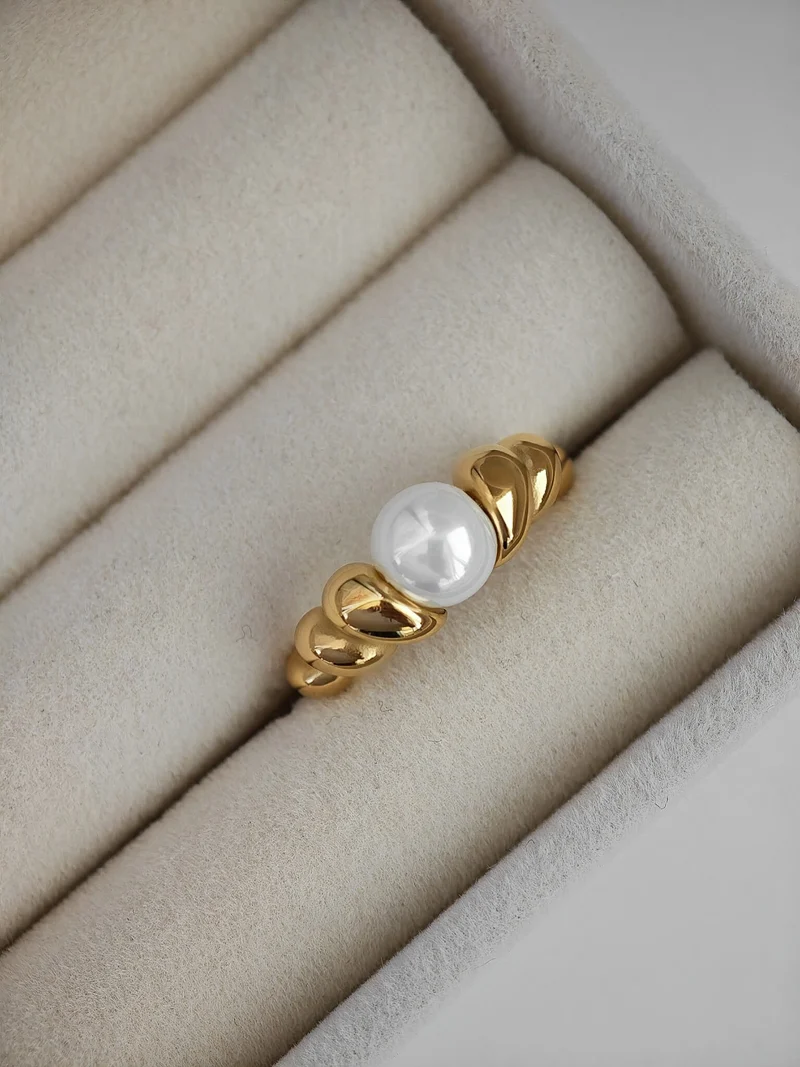 Sweet Pearl Croissant Ring