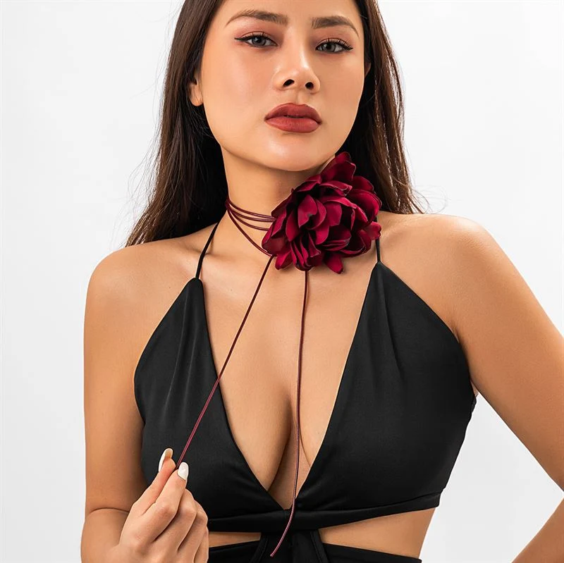 Dunkelrote Choker-Halskette mit Rose von SOHO