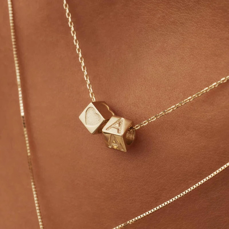 Isabel Bernard Le Carré Felie 14 Karat | Gold Initiale Charm Kubus IB340043B