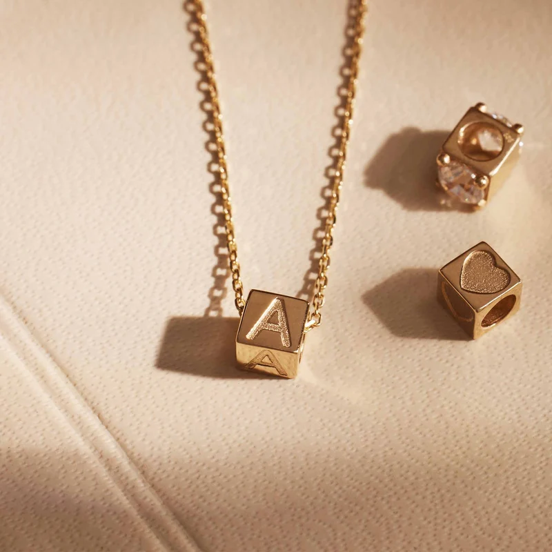 Isabel Bernard Le Carré Felie 14 Karat | Gold Initiale Charm Kubus IB340043B