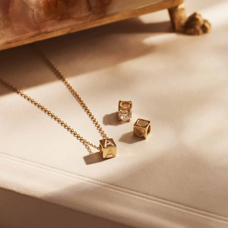 Isabel Bernard Le Carré Felie 14 Karat | Gold Initiale Charm Kubus IB340043B