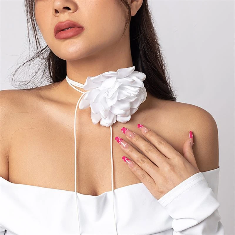 Choker-Halskette mit Rose von SOHO in Weiß